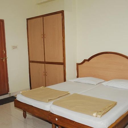 טירופאטי Hotel Agarala Residency מראה חיצוני תמונה