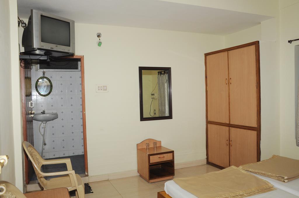 טירופאטי Hotel Agarala Residency חדר תמונה
